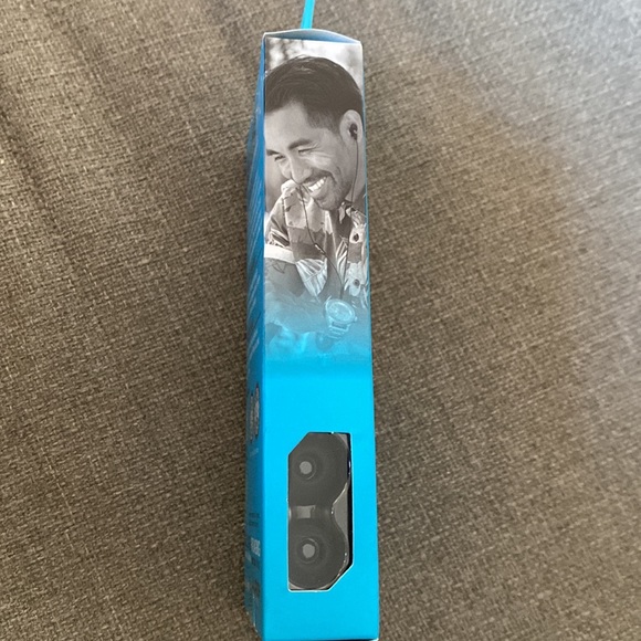 New JBUDS PRO signature ear buds with Universal MIC + Track Control - Picture 4 of 4